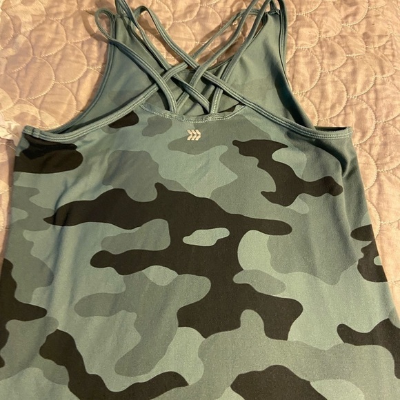 Army camo workout top all in Motion women's size 14 - Picture 1 of 4